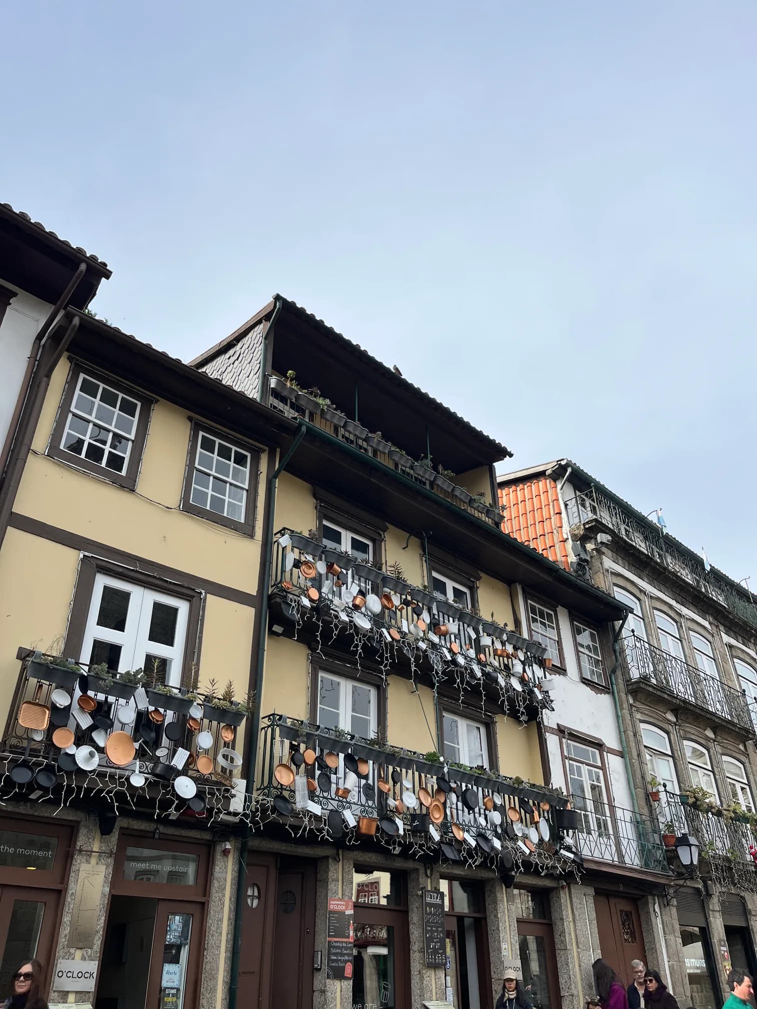 Kolorowa fasada budynku w starówce Guimarães