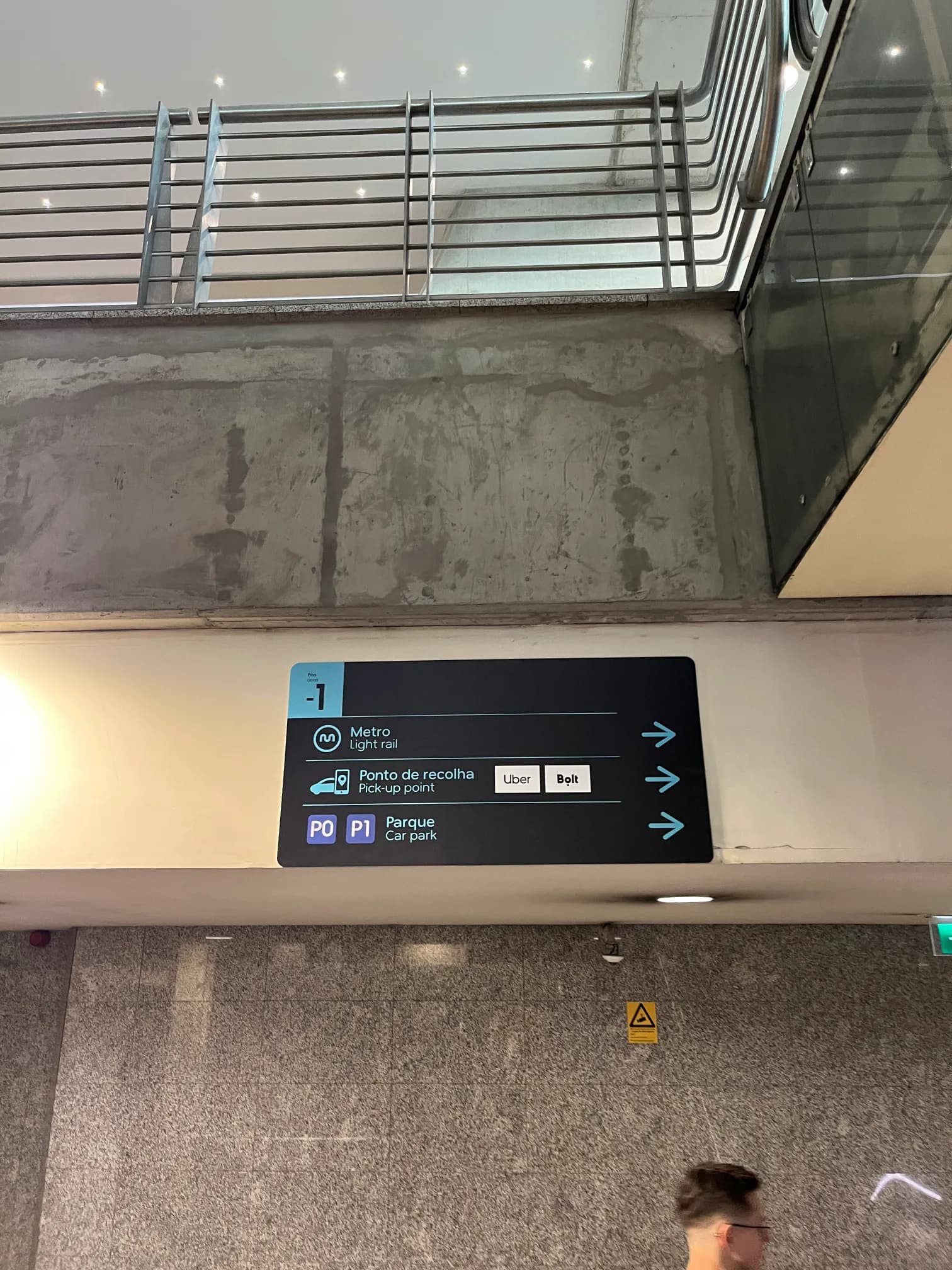 Oznaczenia metra na lotnisku