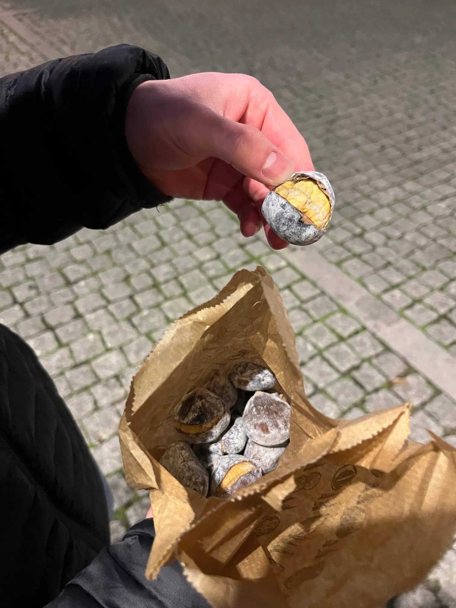 Pieczone kasztany sprzedawane na ulicy