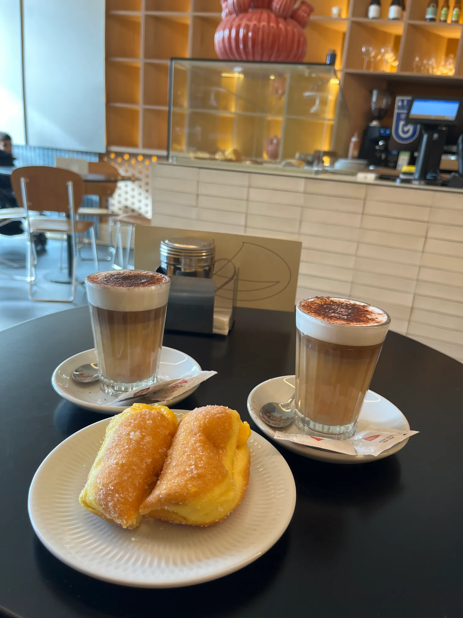 Bolo de berlim w kawiarni Carambola