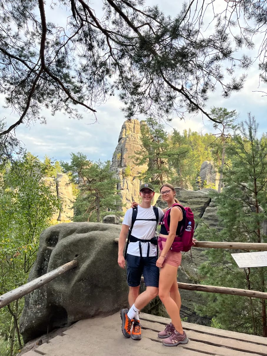 Kobieta i mężczyzna w skalistym krajobrazie