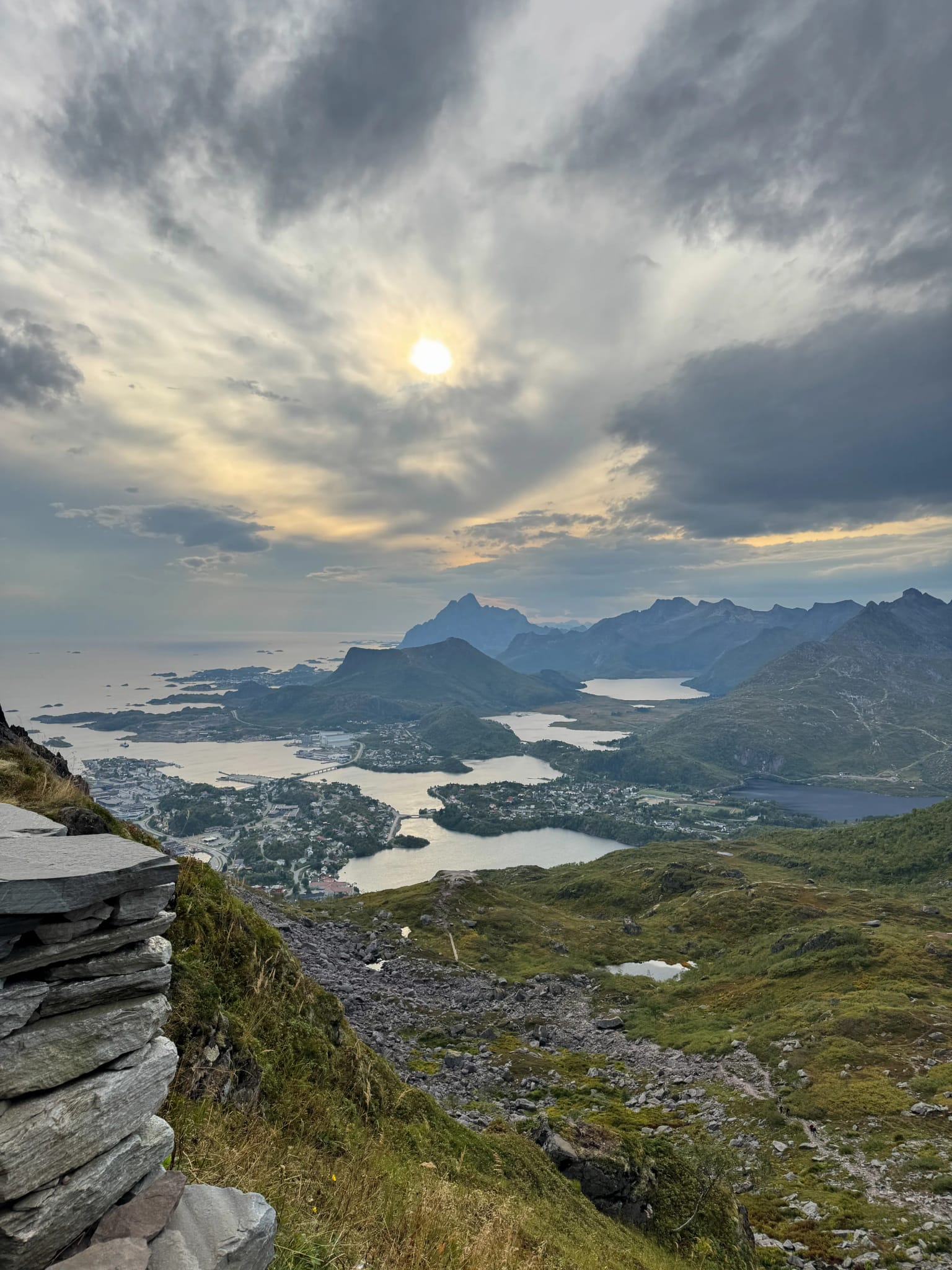 Widok na miasto Svolvær i otaczające fiordy z punktu widokowego