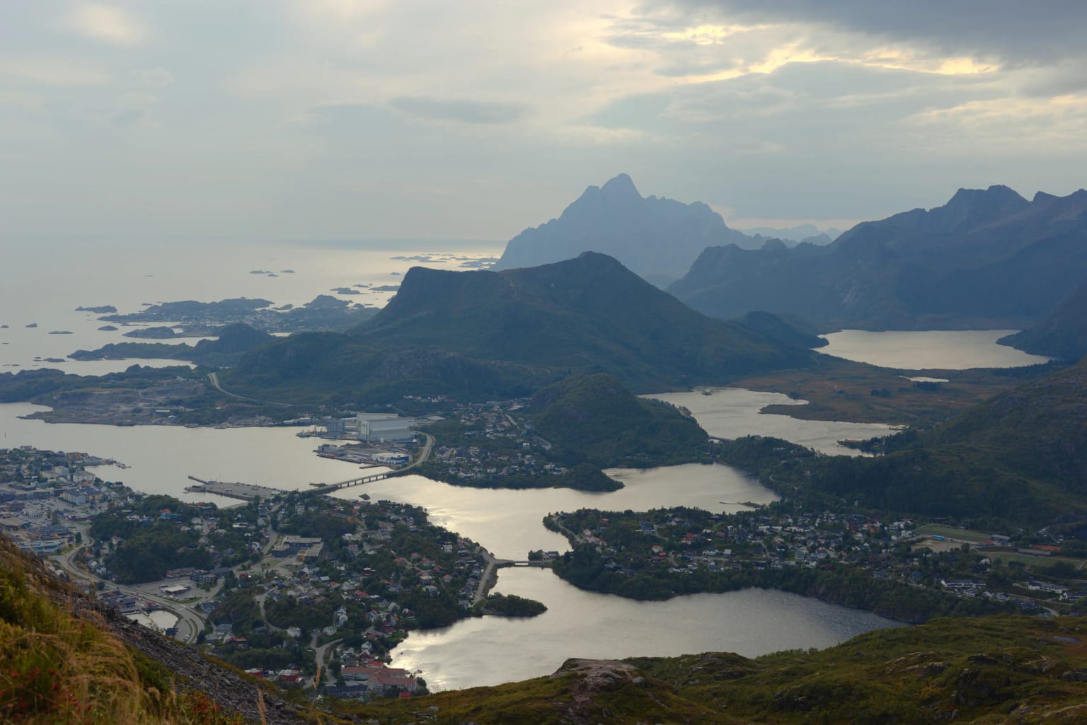 Widok na Djevelporten - naturalną kamienną bramę na Lofotach