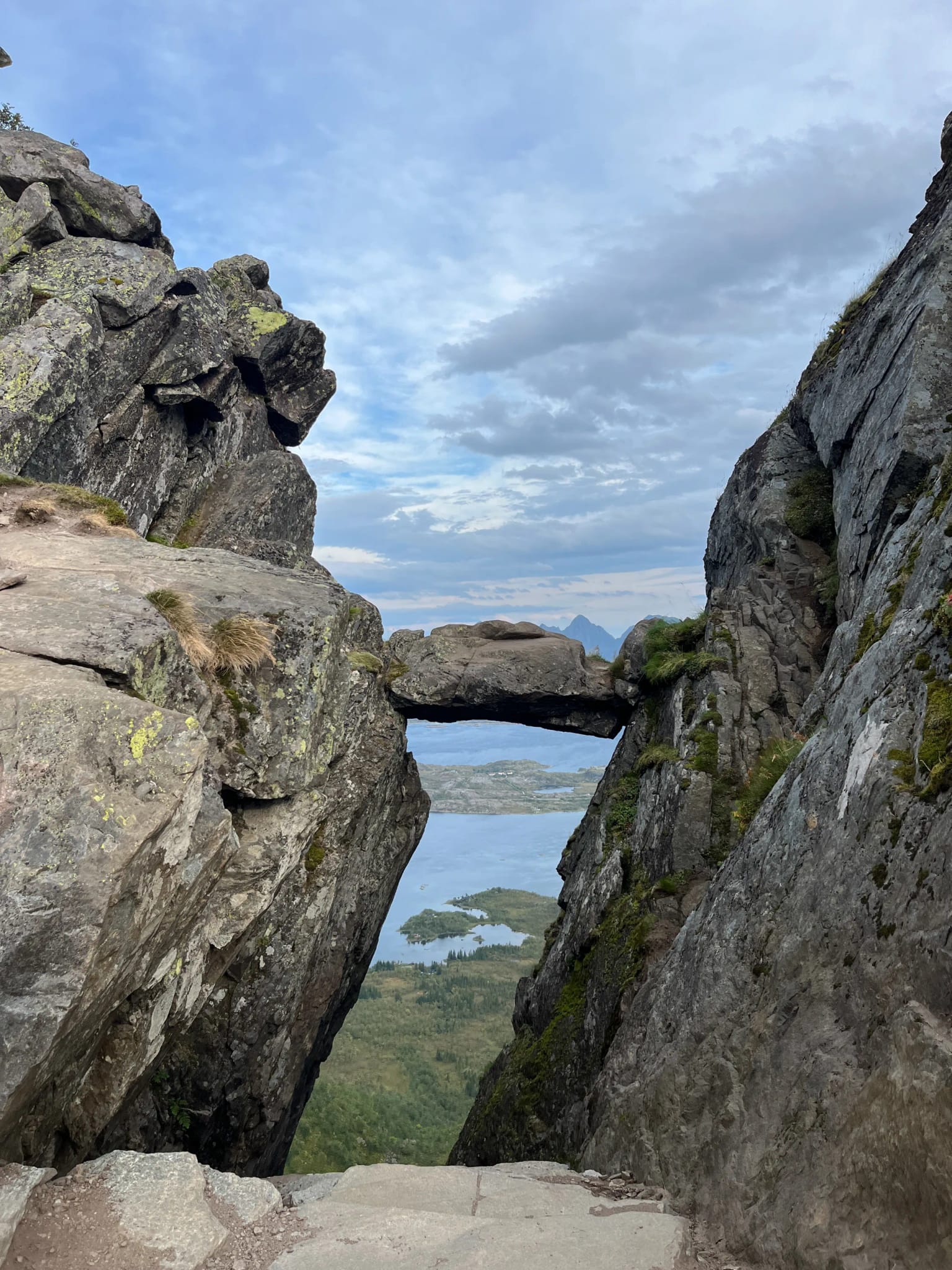Charakterystyczna półka skalna zawieszona nad przepaścią na Djevelporten
