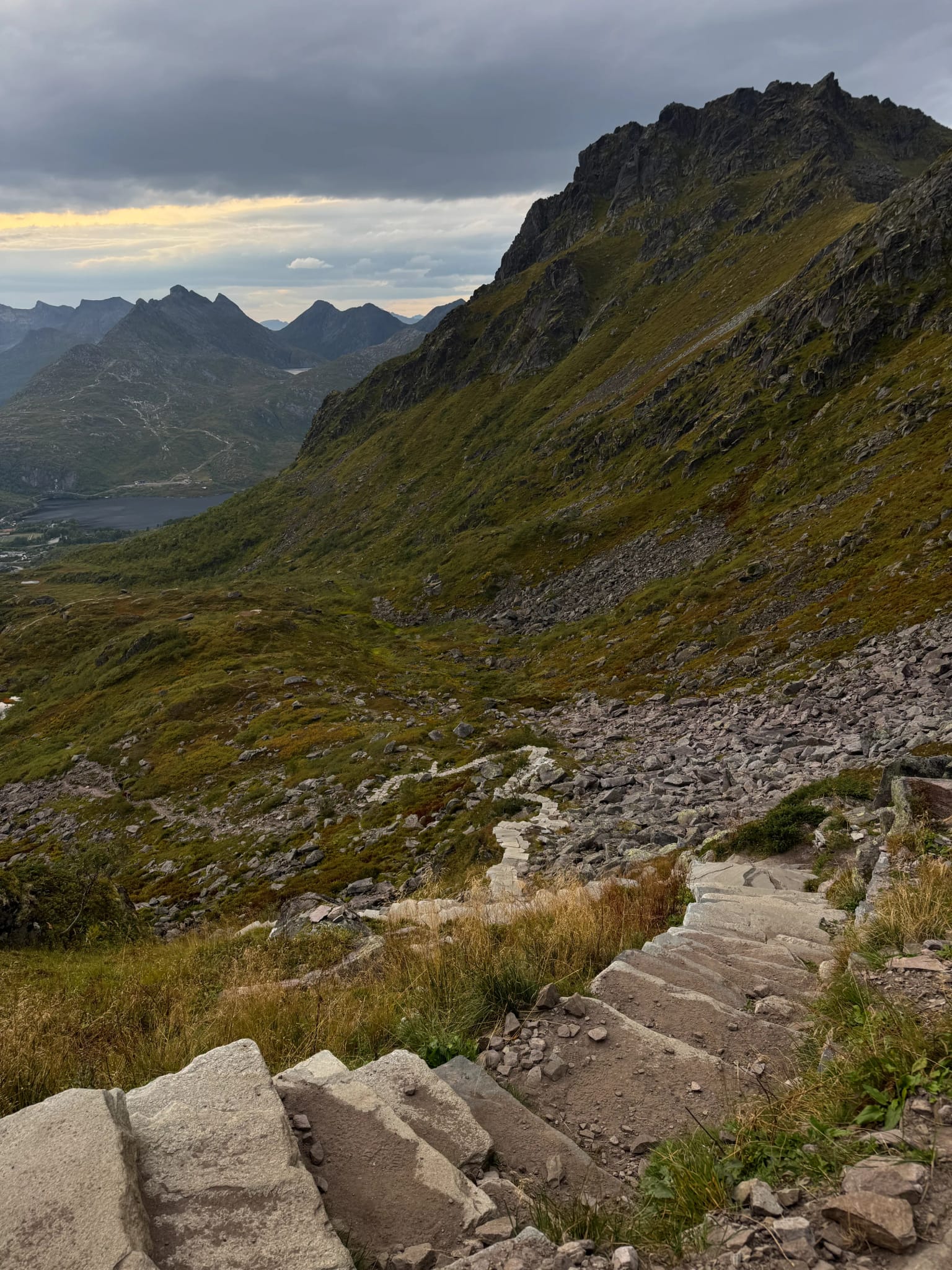 Kamienne schody prowadzące do Djevelporten