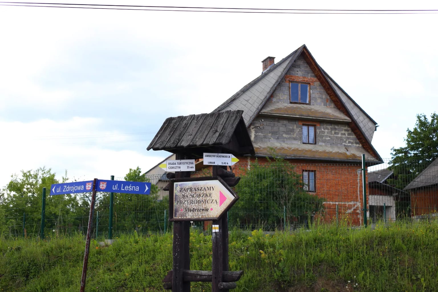 Yellow trail path through forest on Lubań loop