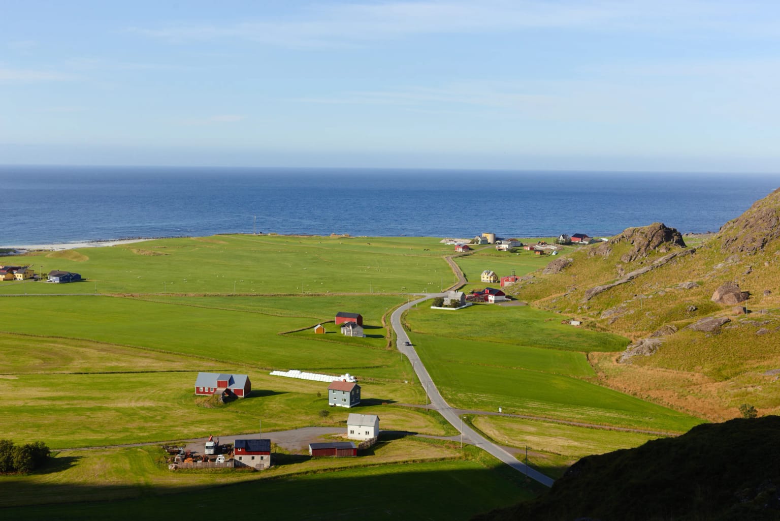Area around Uttakleiv beach