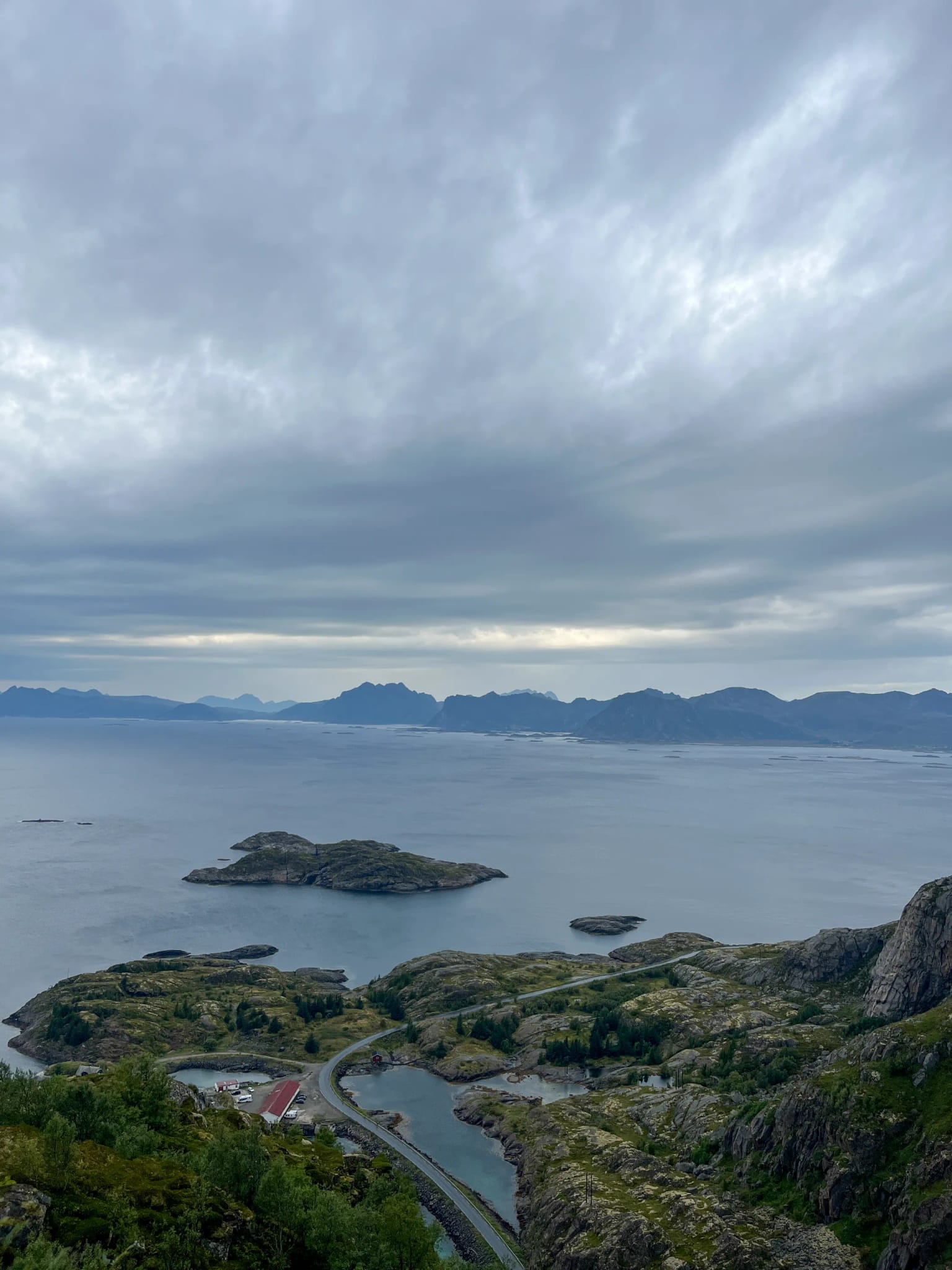 Górski krajobraz widoczny ze szlaku na Nipen