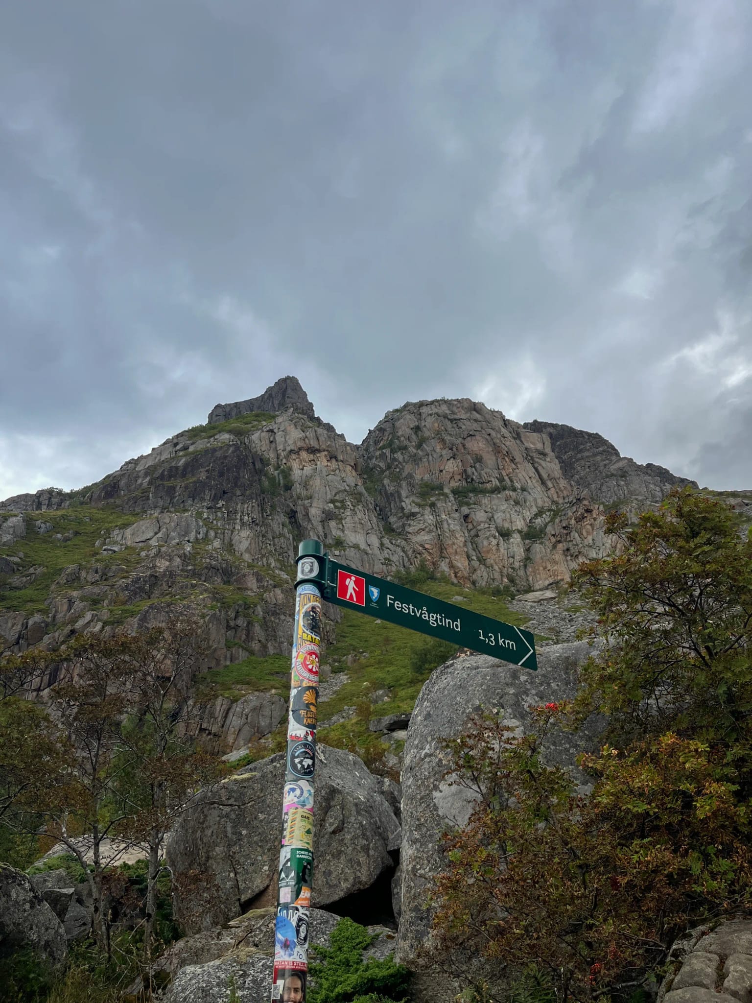 Tabliczka informacyjna na szlaku do Nipen