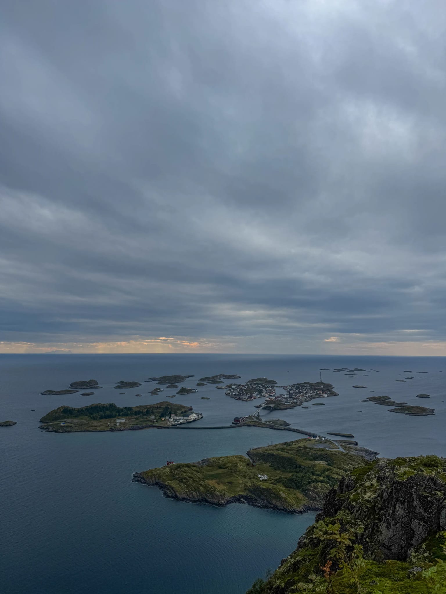 Panoramiczny widok ze szczytu Nipen na Henningsvær