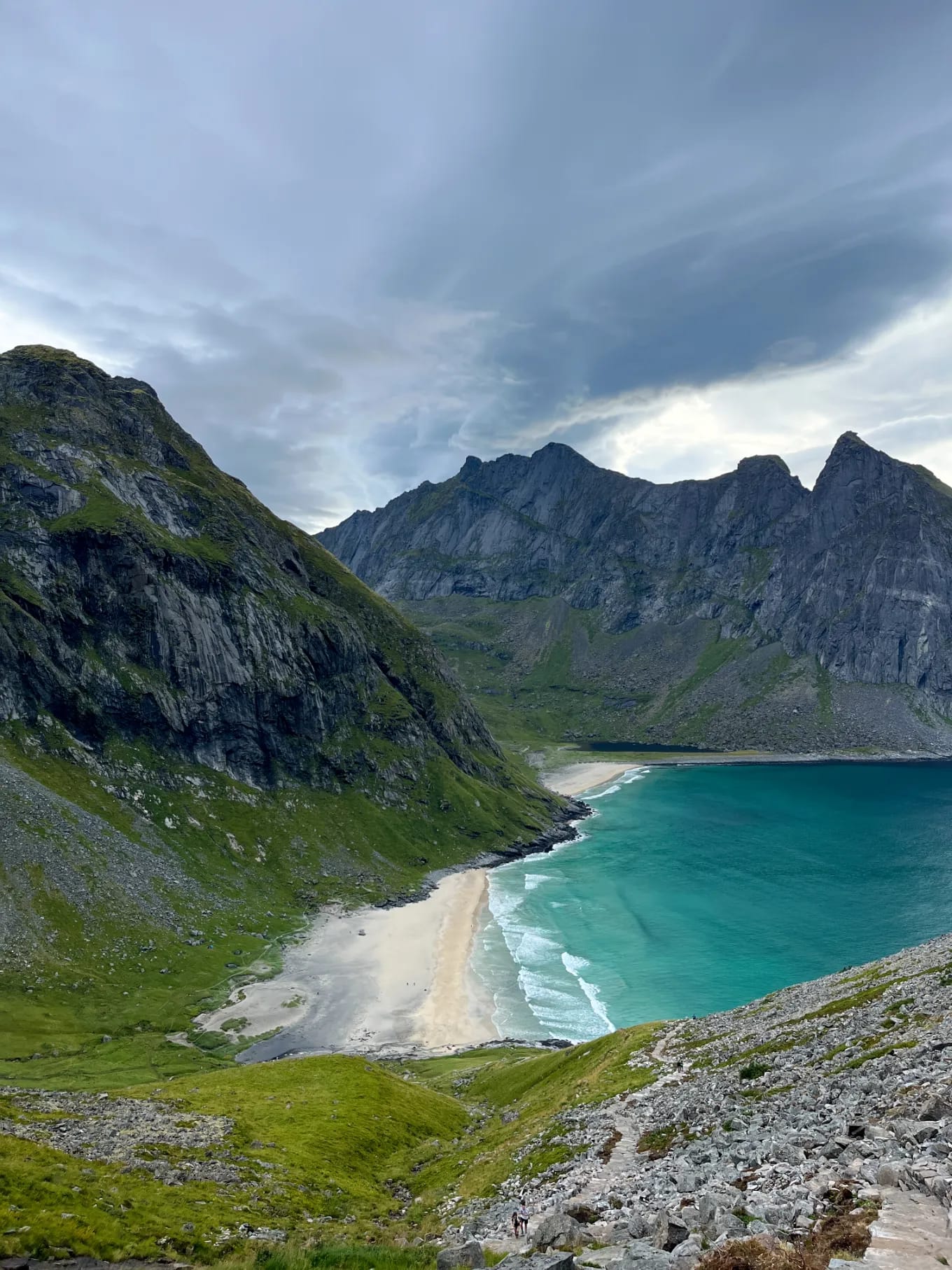 Widok na plażę Kvalvika z góry - piaszczysta zatoka między skalistymi szczytami