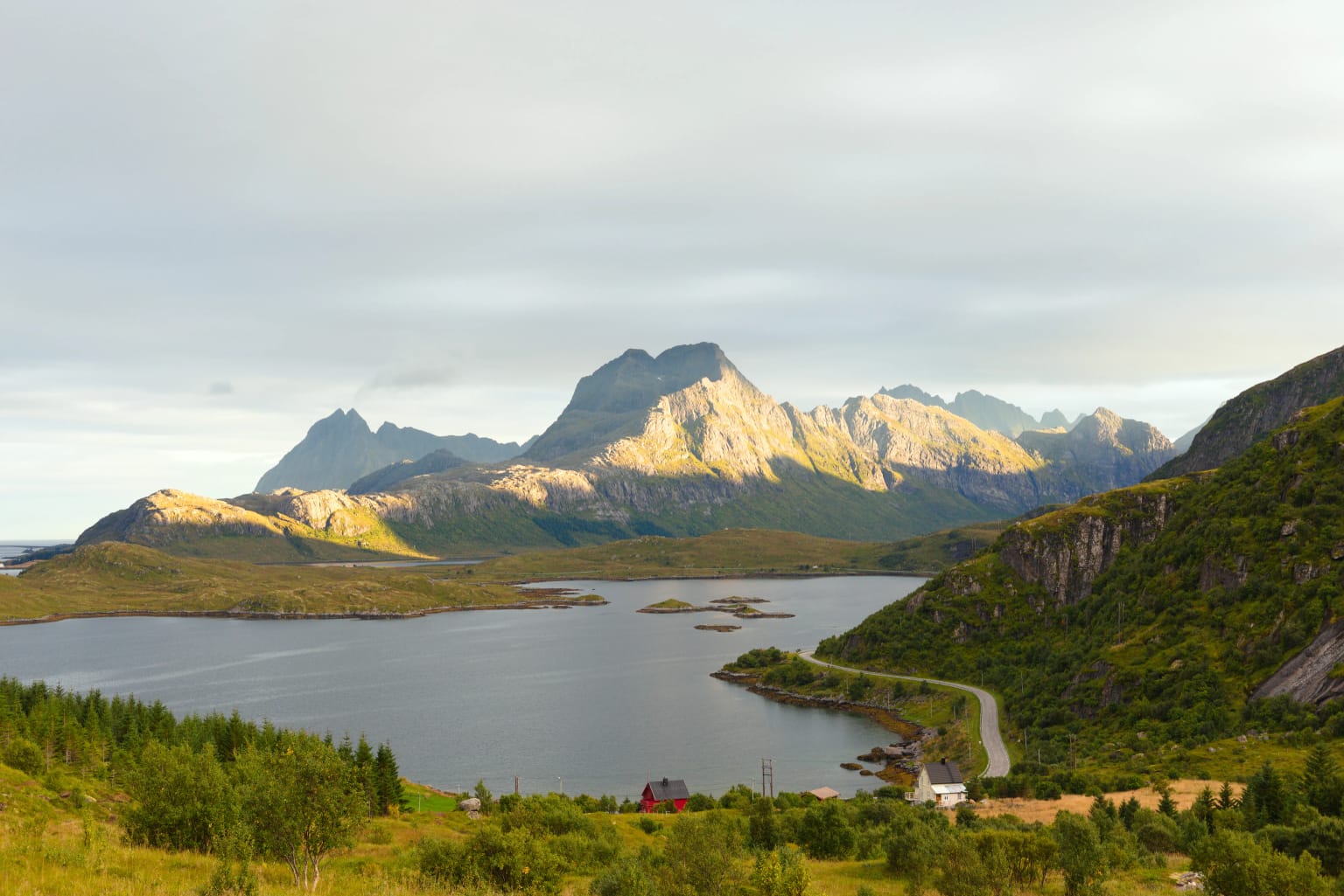 Ryten (543 m n.p.m.) przez plaże Kvalvika