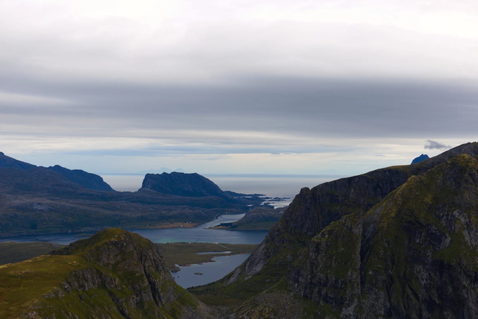 Panoramiczny widok na góry i zatoki Lofotów z szczytu Ryten