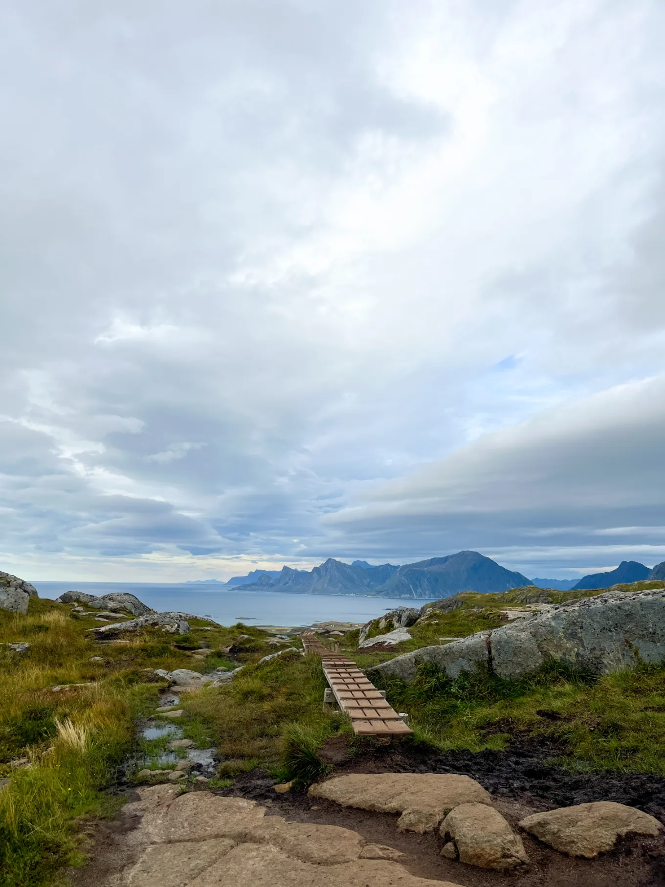 Widok na Ramberg i zatoki Lofotów podczas zejścia z Ryten