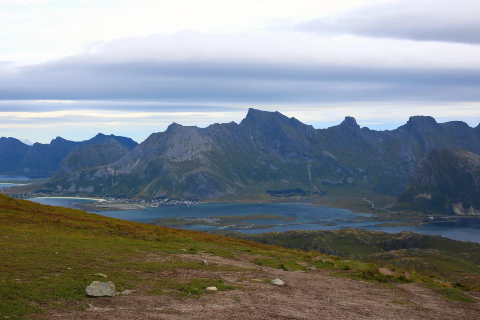 Panoramiczny widok z szczytu Ryten na turkusowe morze i plaże Kvalvika