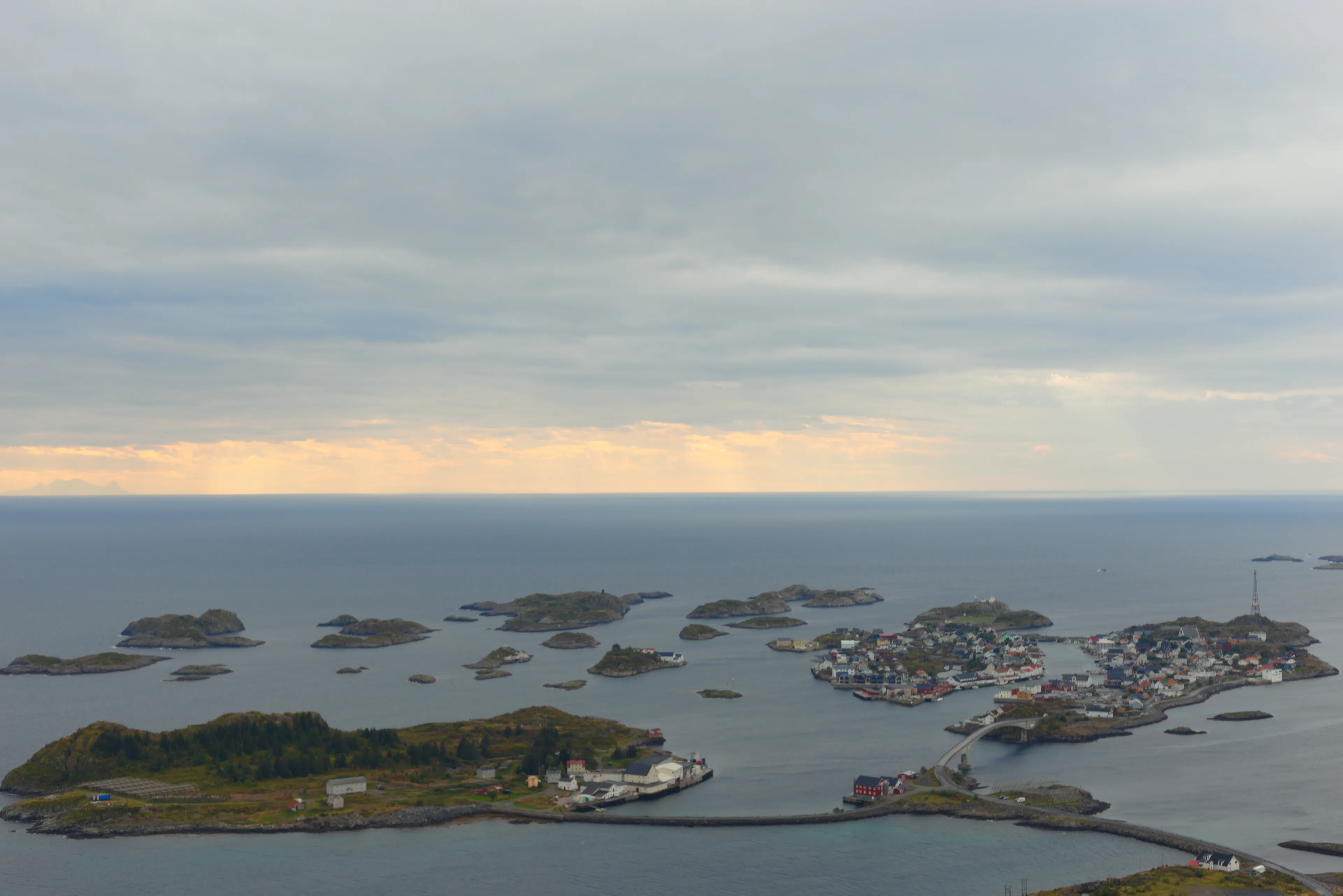 Nipen (227 m n.p.m.) oraz Festvågtind (541 m n.p.m.)