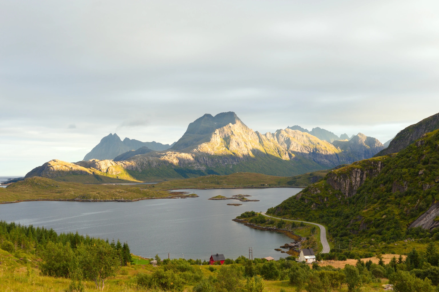 Ryten (543 m n.p.m.) przez plaże Kvalvika